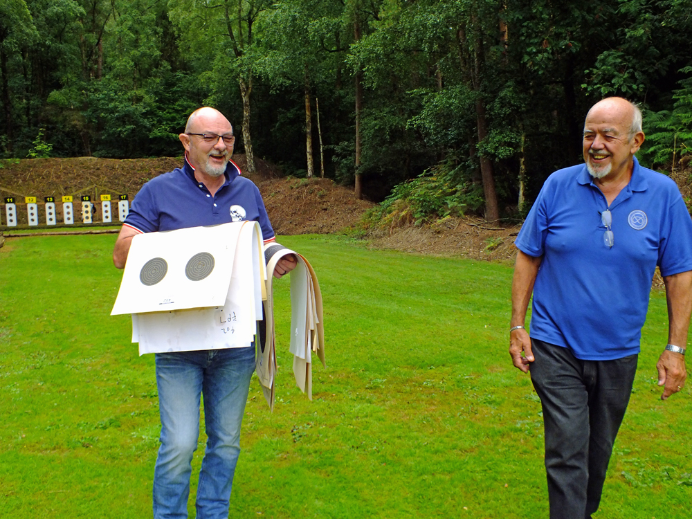 Photograph shows SSRA Chairman - Richard Tilstone (pictured right) - demonstrating the art of delegating tasks to Mark Evans.  It's bit much though, Richard ... give the fella a helping hand. It's a good walk from the far end! Who's got the number for the 'Target Collectors Union'?