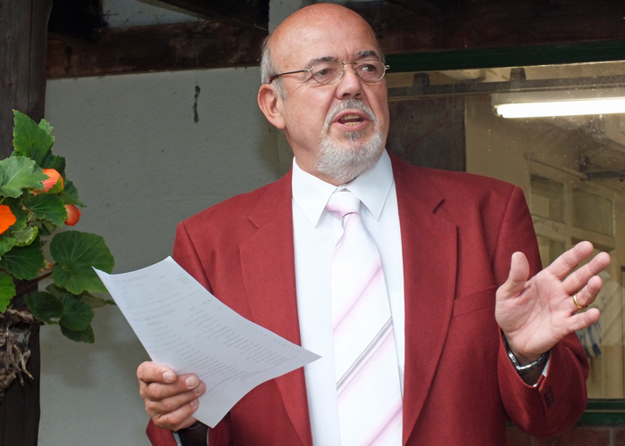 Photograph shows SSRA Vice-Chairman, Richard Tilstone, thanking everyone for their efforts and involvement in making the event a success.